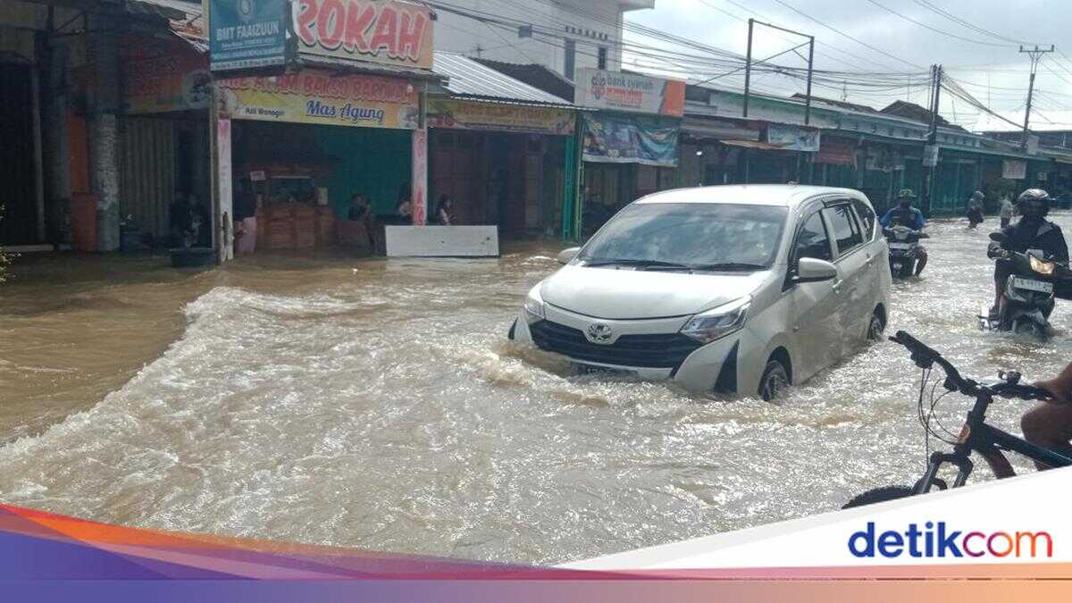 Flood Submerges Klaten–Gunungkidul Main Road as Dam Embankment Breaches