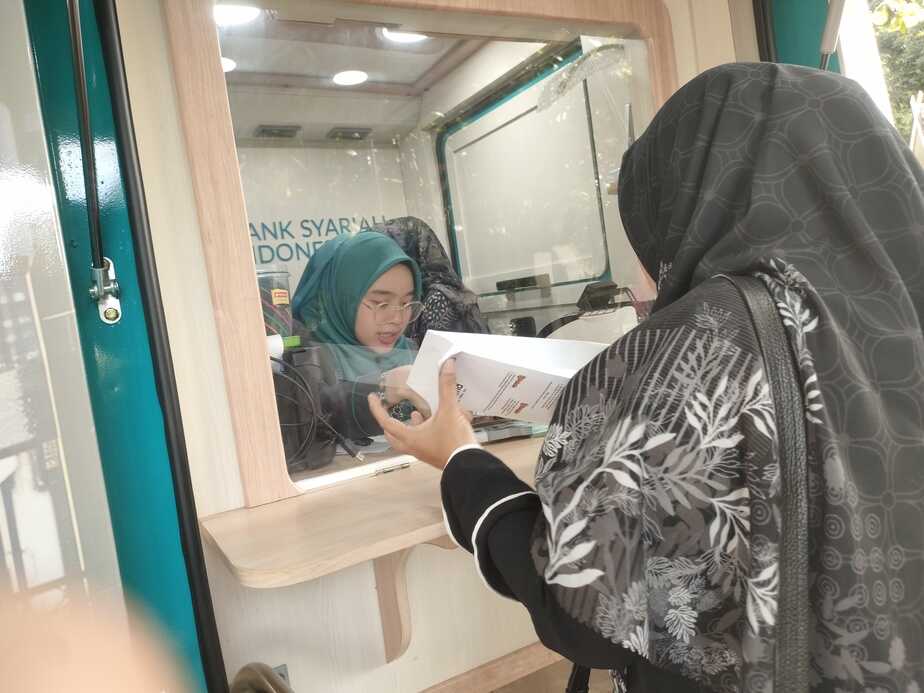 Purwakarta Residents Queue at Bank Indonesia's Mobile Money-Exchange Service