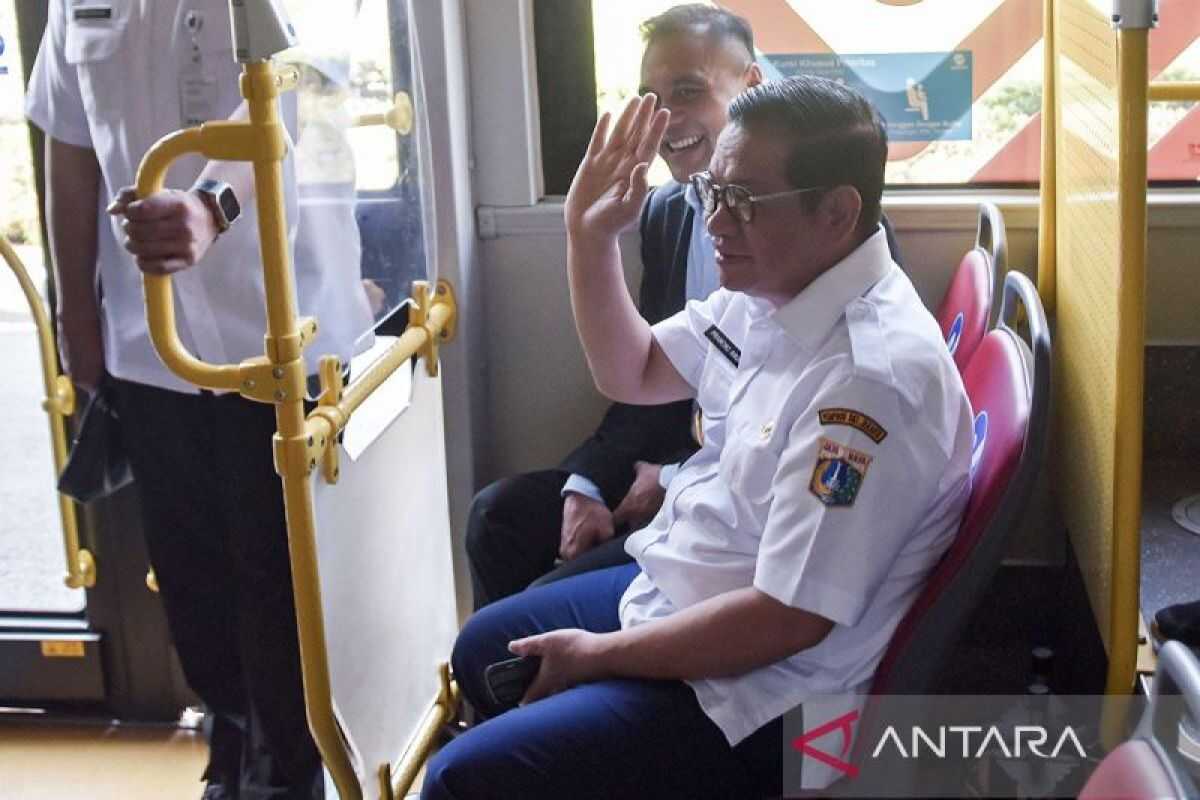 Jakarta civil servants who do not use public transport will face strict action