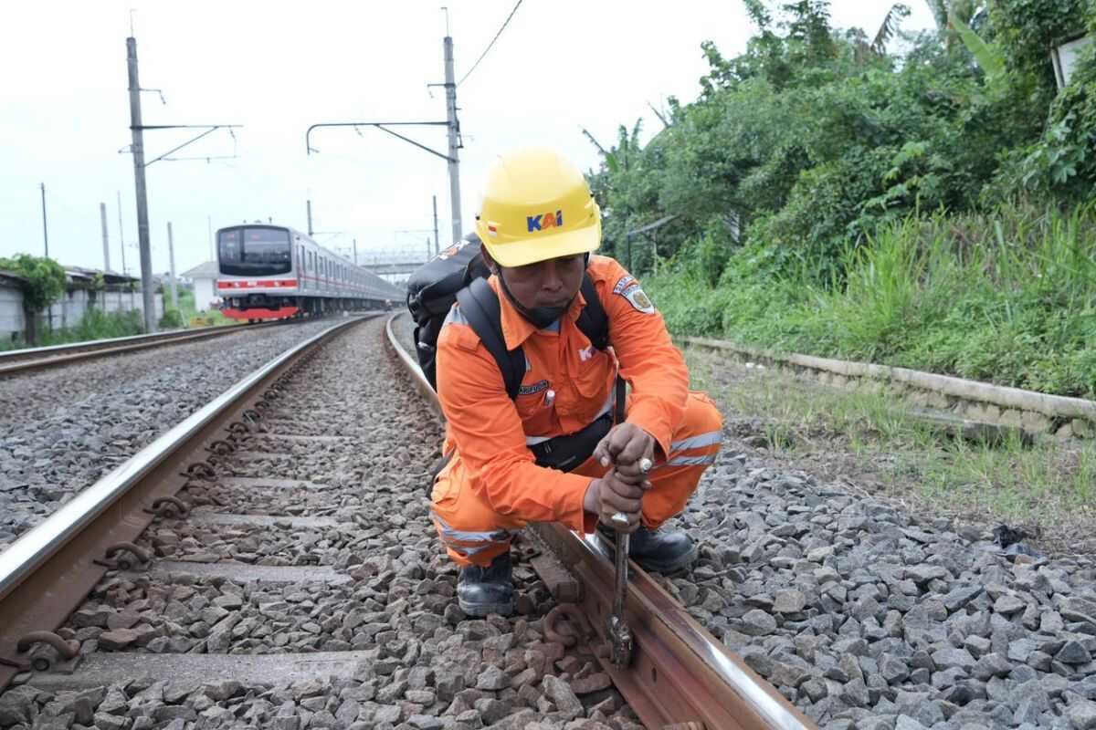 KAI Jakarta adds 30 track inspectors ahead of Lebaran 2026 transport operations post