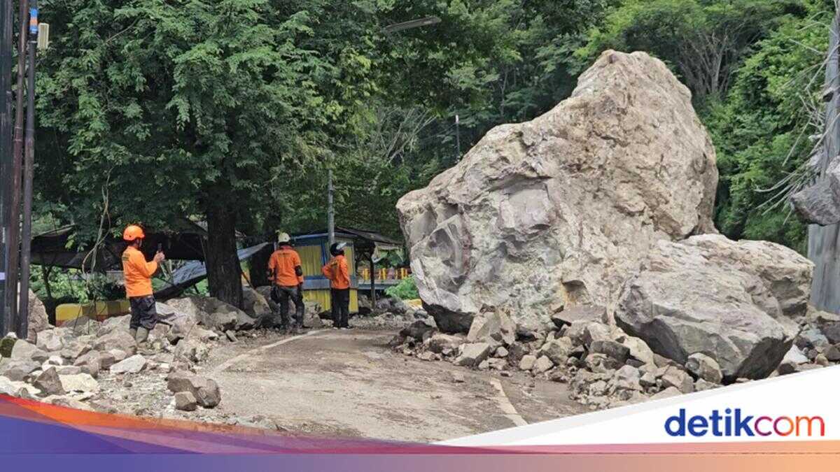 Massive rockfall blocks Trenggalek-Ponorogo road