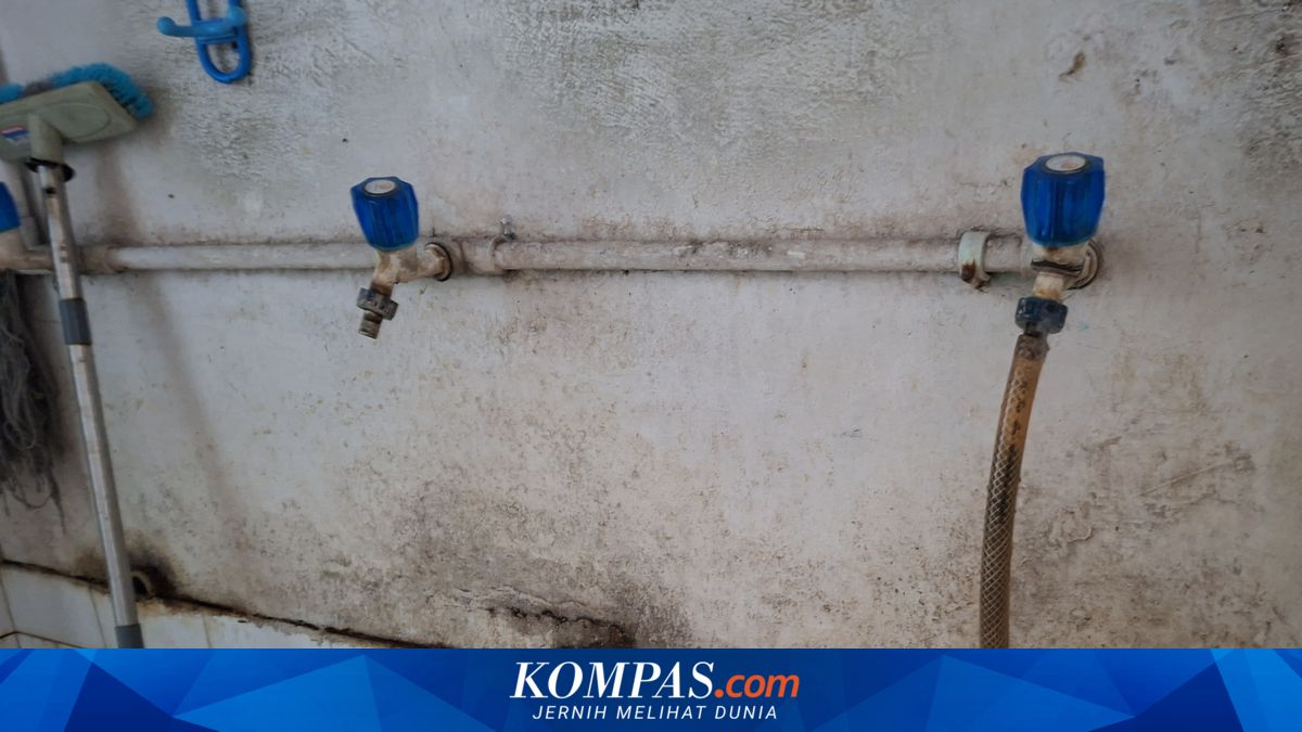 PAM Water Supply in Jembatan Besi, West Jakarta, Briefly Flows, but Dirty and Foul-Smelling