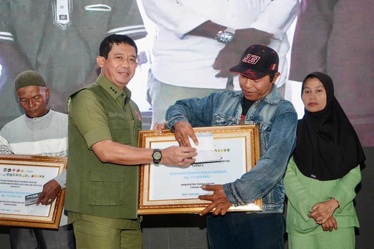 BNPB Chief Delivers Phase Two Stimulus Aid for Damaged Homes in West Sumatra