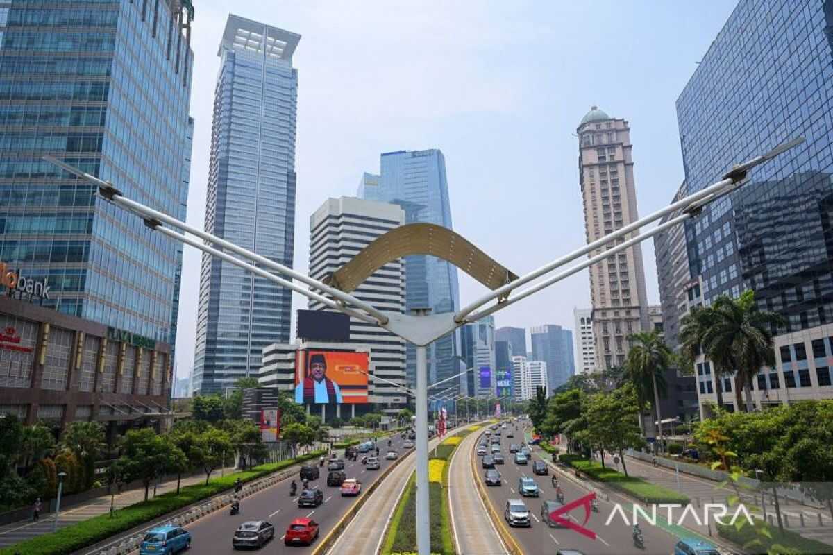 Fitch Ratings revises Indonesia's sovereign debt rating outlook to negative