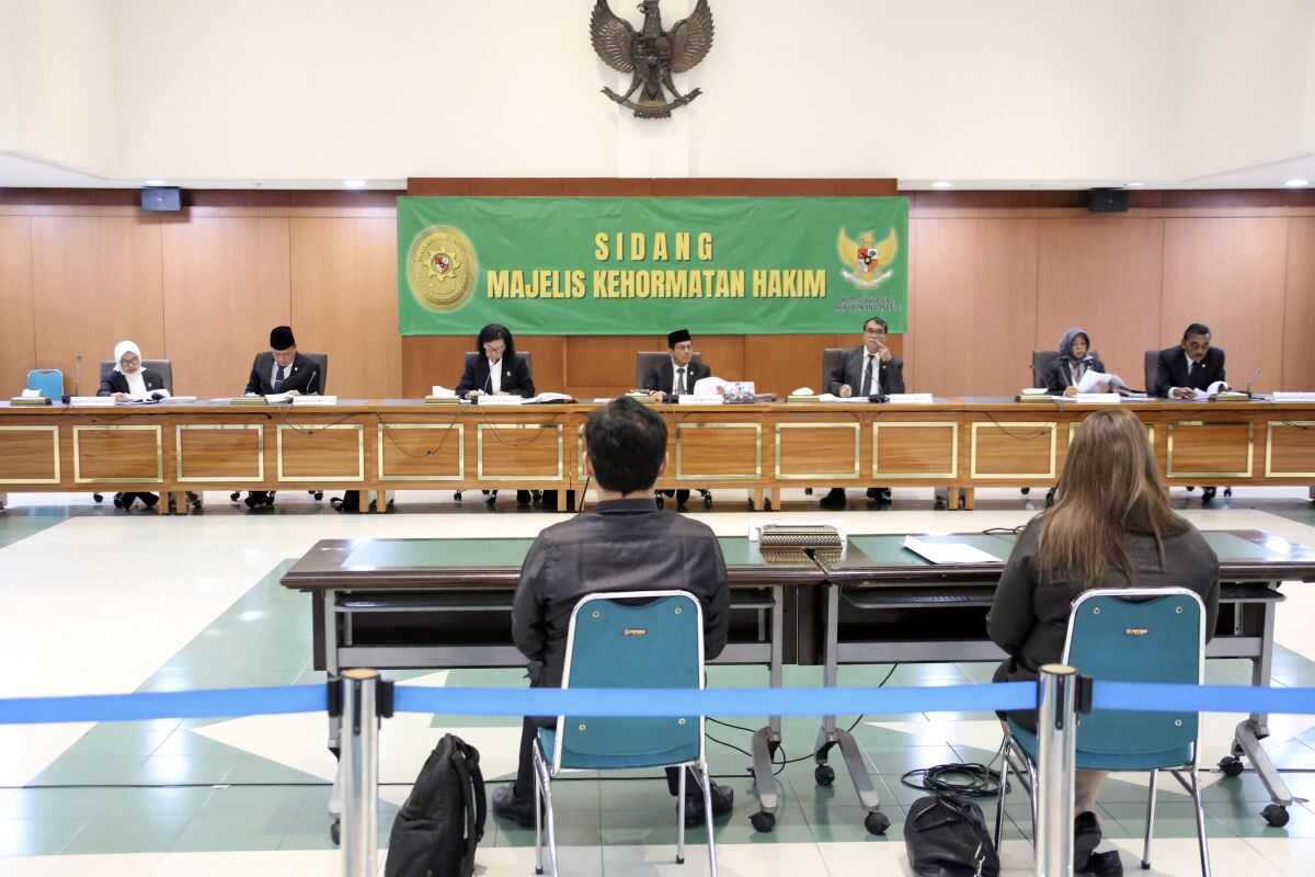 KY-MA dismisses and imposes two-year suspension without pay on two judges for adultery