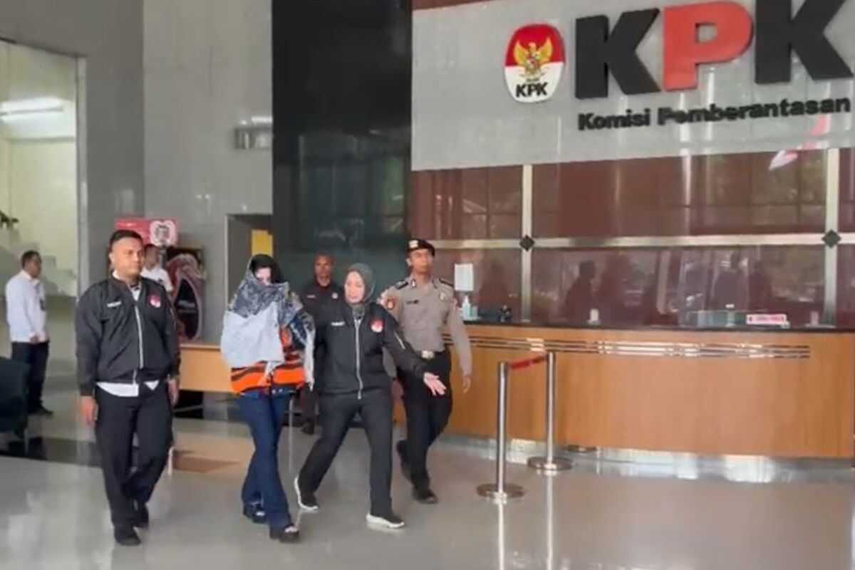 Pekalongan Regent in KPK orange vest, arrested in a KPK sting while with Central Java Governor