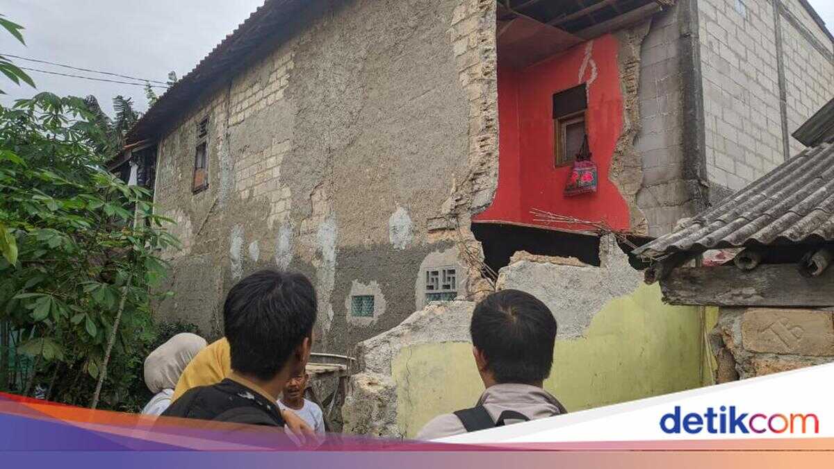 Three Homes in Bogor Damaged After Torrential Rain, Roof and Walls Collapse