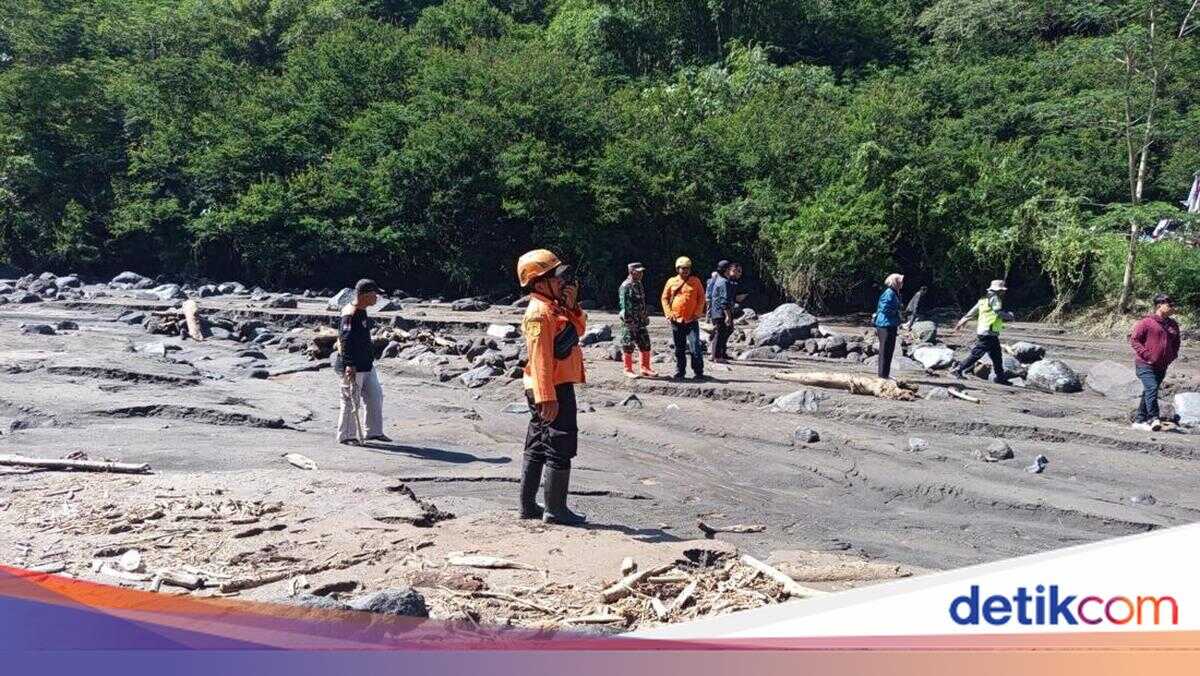 Three dead in rain-induced lahar floods along the Senowo River, Magelang