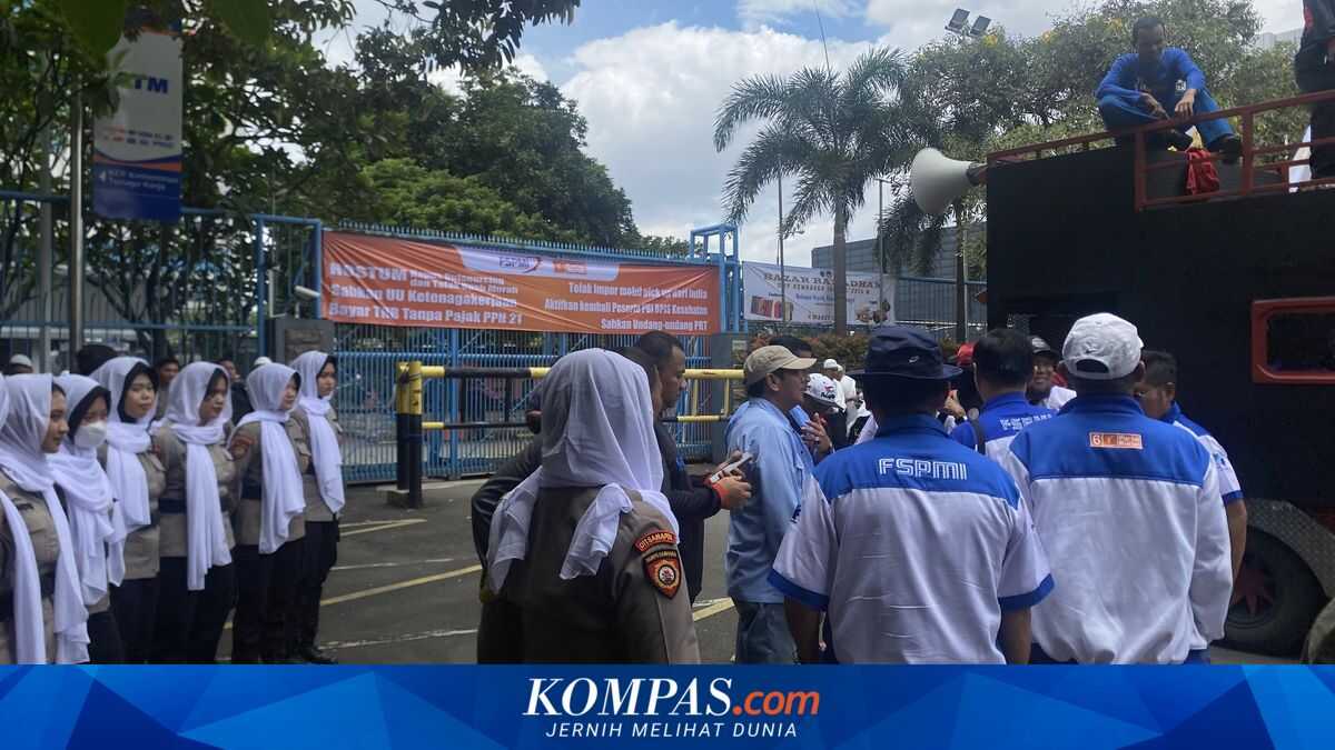 Protest Outside the Ministry of Manpower as Workers Are Invited to Talks