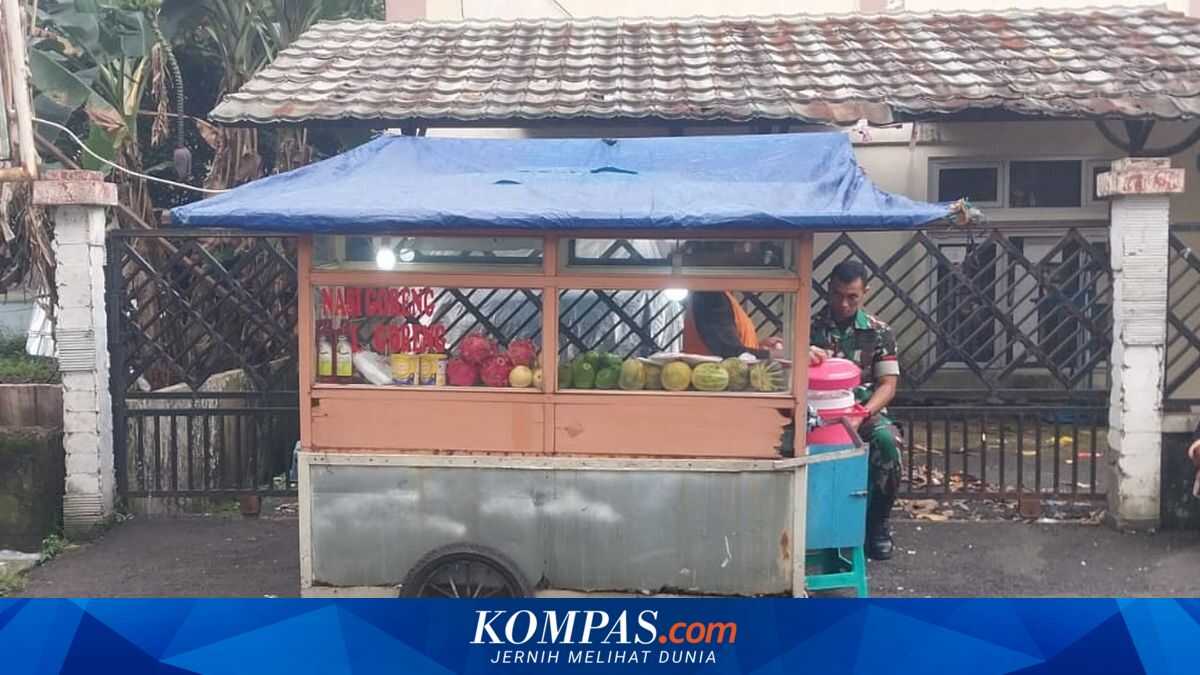 Switching to Fruit Ice During Ramadan, Nasi Goreng Seller Nets Rp800,000 a Day