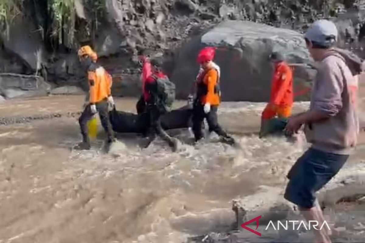 Joint SAR Team Finds Two Bodies of Merapi Lahar Victims Among Rocks