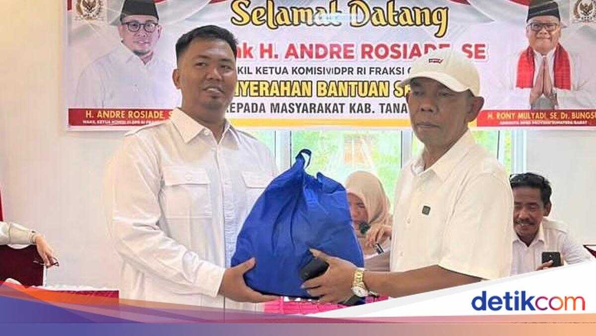 Andre Rosiade Distributes Ramadan Food Parcels to Tanah Datar Residents