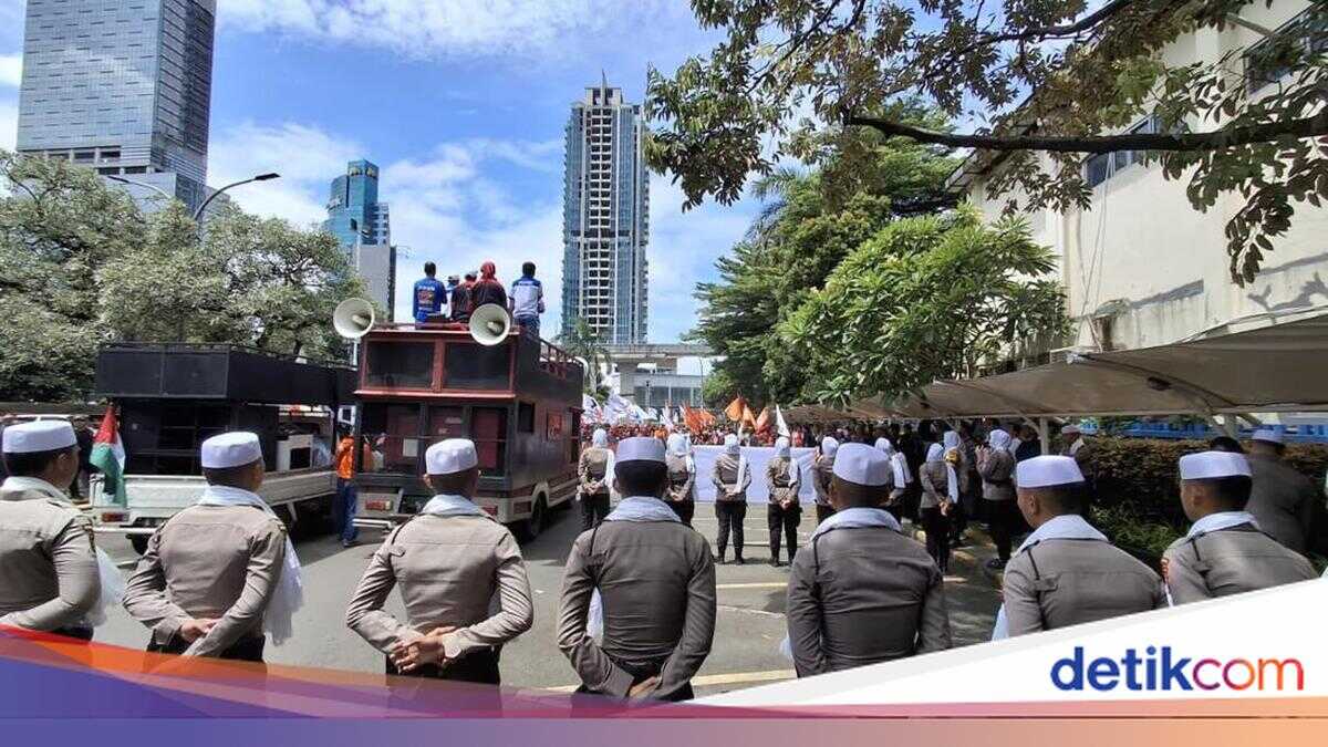 Metro Jaya Police Deploy Officers in Pecis and Shalawat Team to Guard Demonstrations During Ramadan
