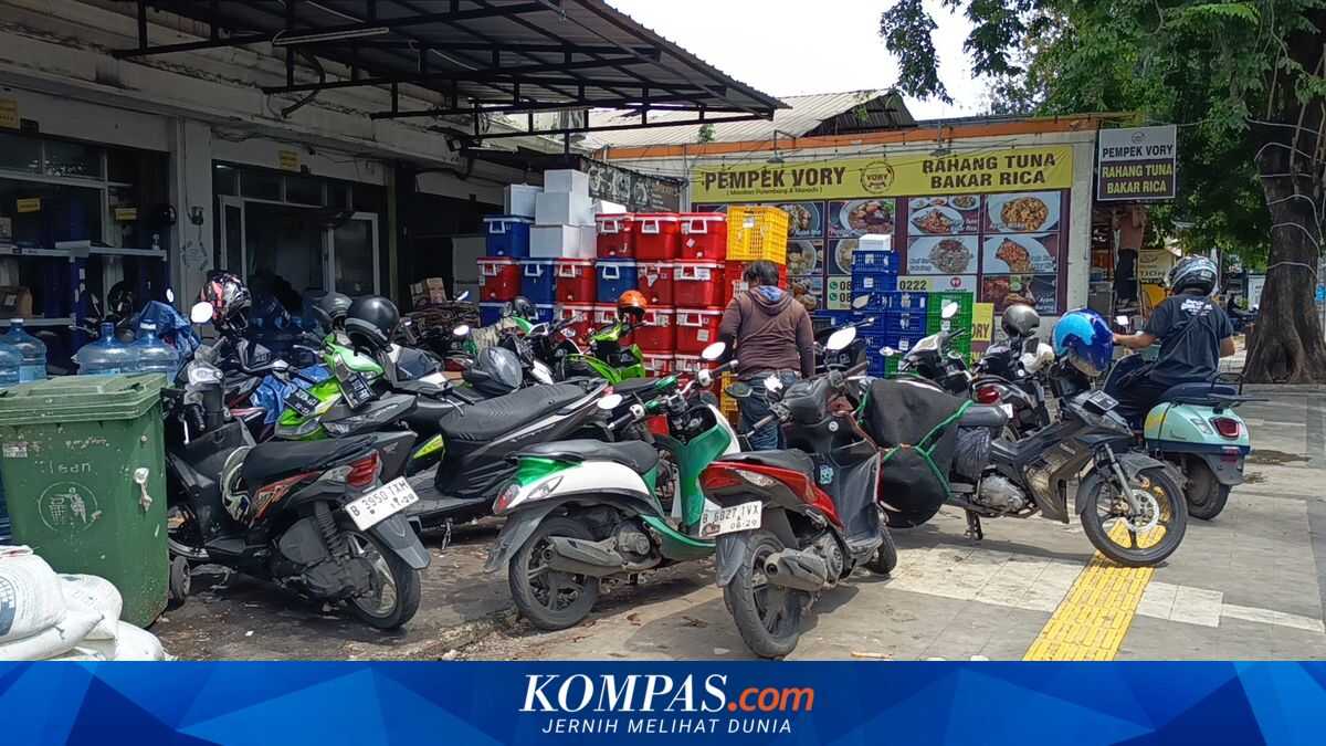 Courier Motorbikes Park on the Footpath in Duren Sawit, Residents Complain that Business Access Is Obstructed