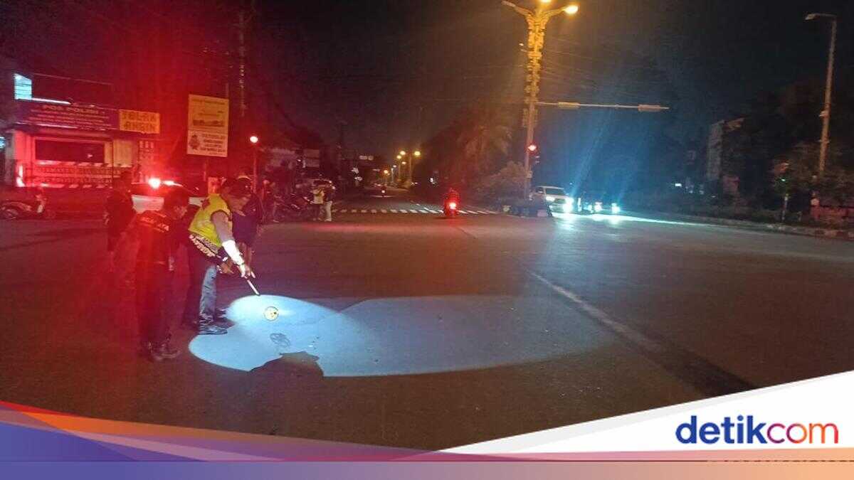 Fatal crash at Pesanggaran four-way junction as electric motorcycle rider dies; car driver flees the scene