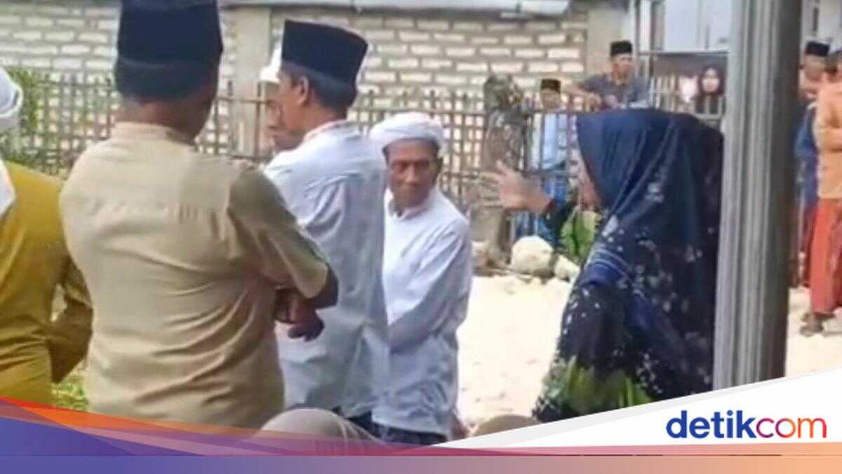 Debt-collector Sibah halts funeral in Sampang over Rp 215 million debt