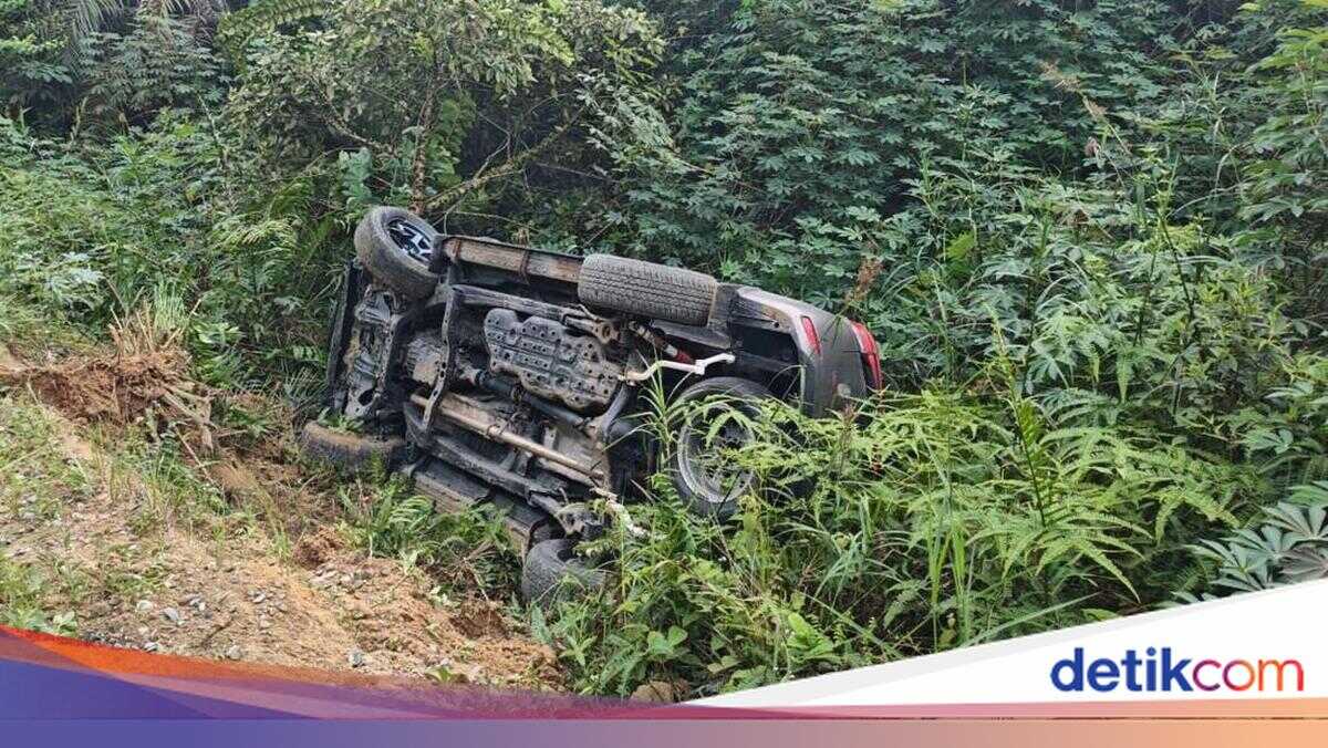 Drug trafficker's car overturns during police chase in Rohil