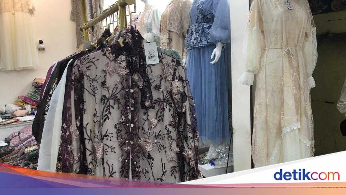 Gamis Bini Orang Flying Off the Shelves at Beringharjo Market in Jogja
