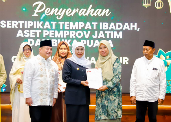 Governor Khofifah Hands Over 444 Right-to-Use Certificates to Strengthen Asset Legal Certainty