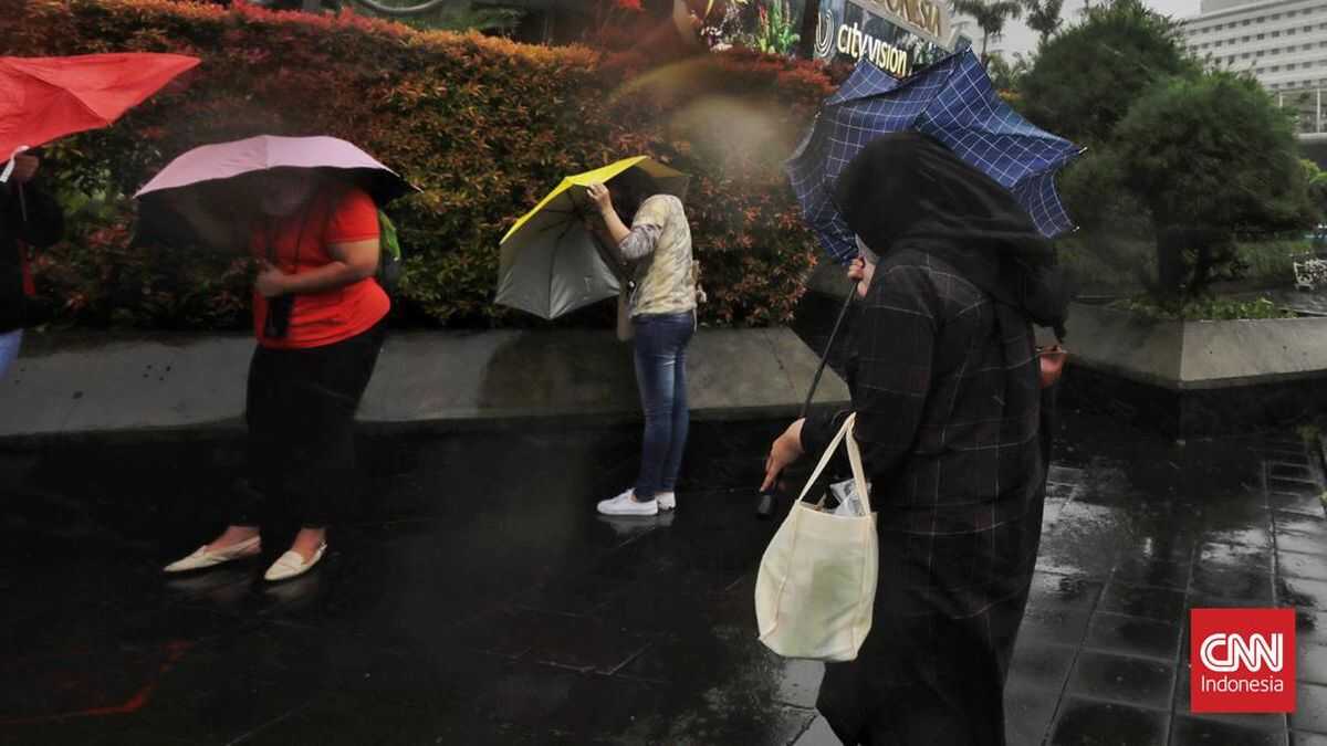 Potential hazard from strong winds in Jakarta, residents urged to stay vigilant