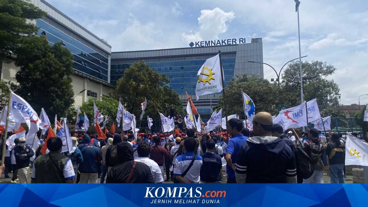 Workers demand Prabowo's pledge to end outsourcing; Labour Ministry agrees to implement it gradually