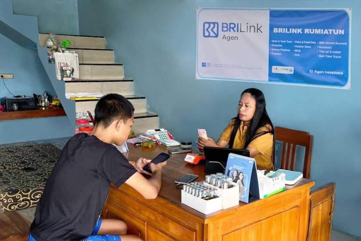 Rumiatun's Dedication as a BRILink Agent in Grobogan, Swiftly Serving Villagers on the Frontline