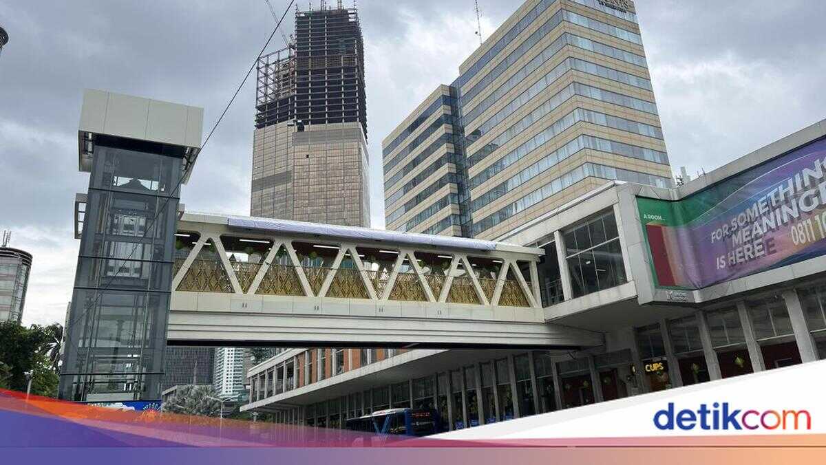 Residents welcome the new Sarinah pedestrian overpass, urge cleanliness to be maintained