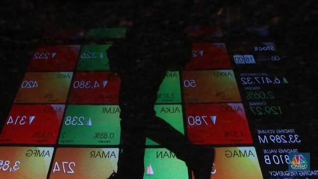 IHSG closes down 4.57%, back to the 7,500 level