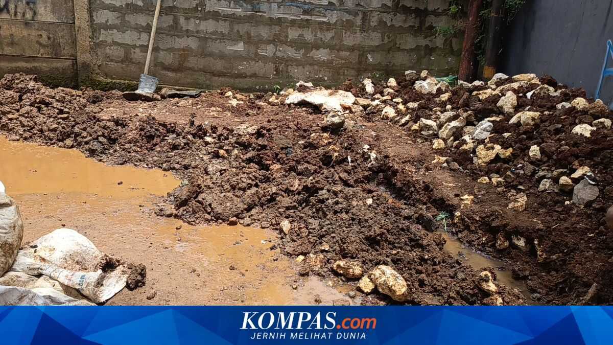 Request for Coral Rubble Ends in Soil, Pasar Rebo Residents' Road Access Becomes Slippery