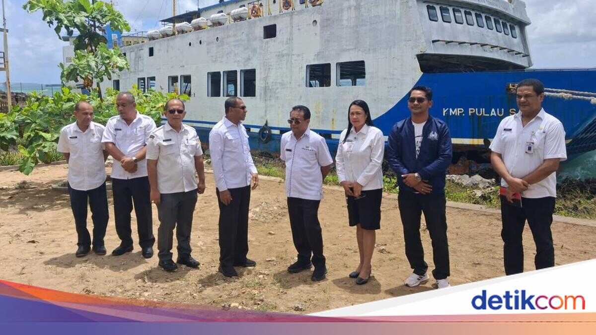 Two NTT Provincial Government Ships Run Aground After Being Struck by Waves at Alak Beach