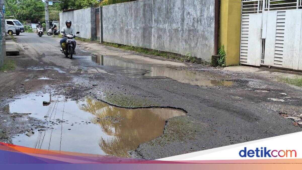 Mataram residents complain about pothole-filled roads at several locations