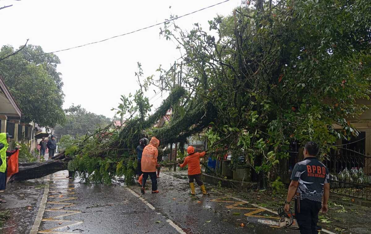 Sukabumi City Hit by Storm, 21 Locations Affected