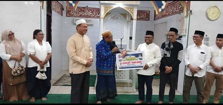 Ramadan Safari: Sorong Mayor and Deputy Mayor Hand Over Aid to Nurul Hikmah Mosque