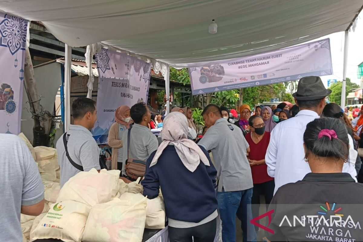 Residents Flock to Subsidised Sembako Redemption at Jakbar City Park, West Jakarta