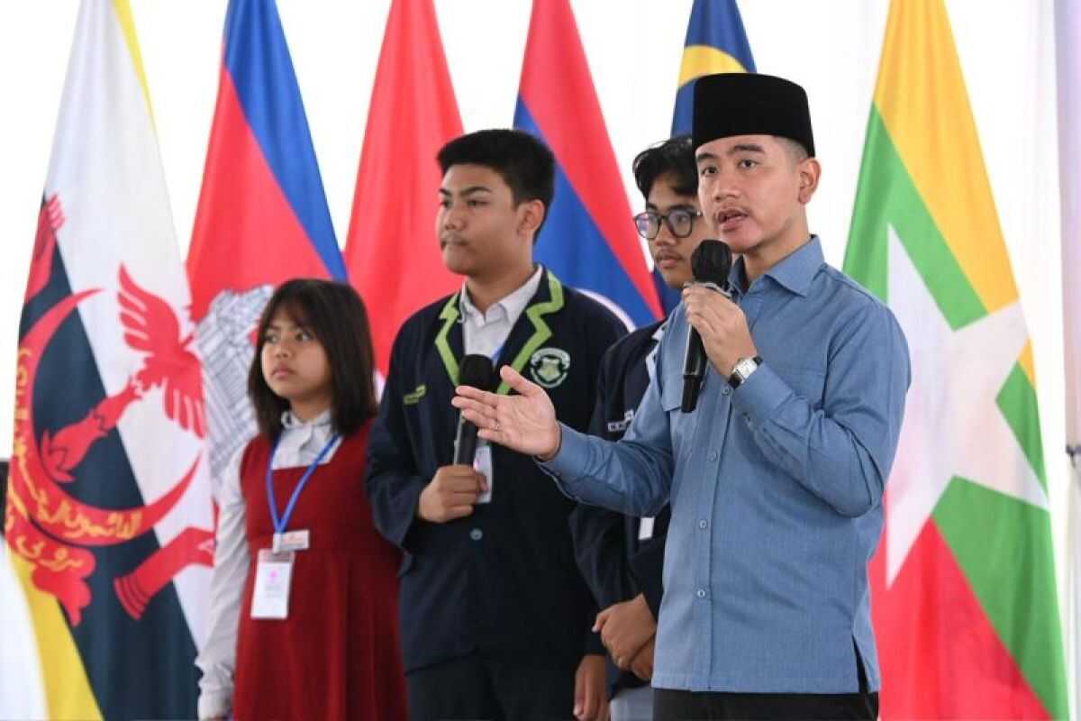 Gibran reviews AI Ready ASEAN, urges students to master AI technology