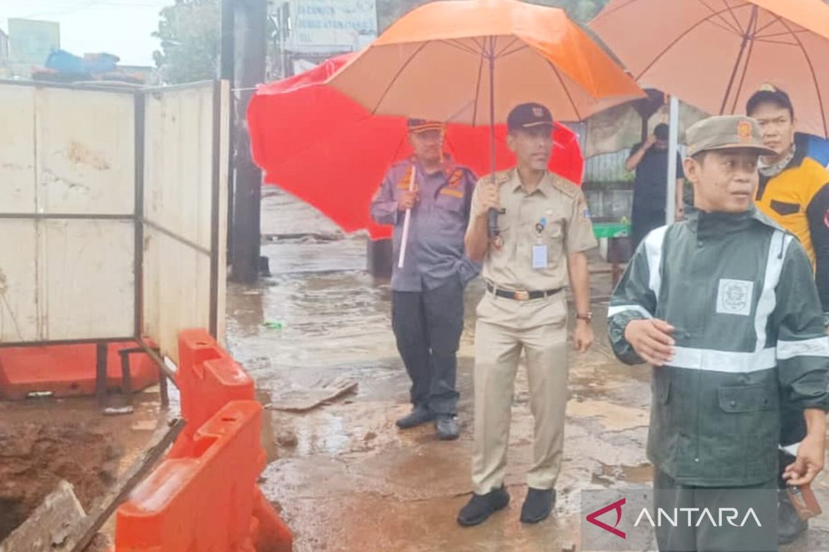 To prevent accidents, guards stationed at PAM Jaya excavation site in Condet