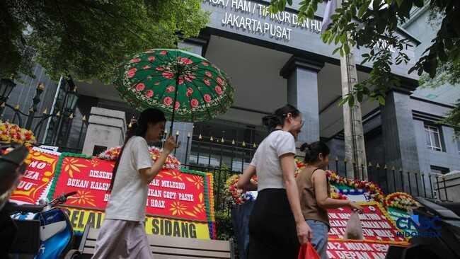 Corruption Court Suddenly Flooded with Floral Tributes, What's Going On?