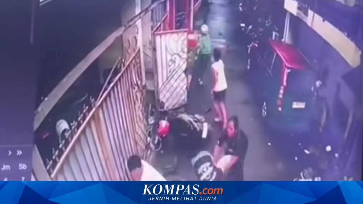 Two Knife-Wielding Thieves Caught in Johar Baru Turn Out to Be Specialists in Scooter Theft