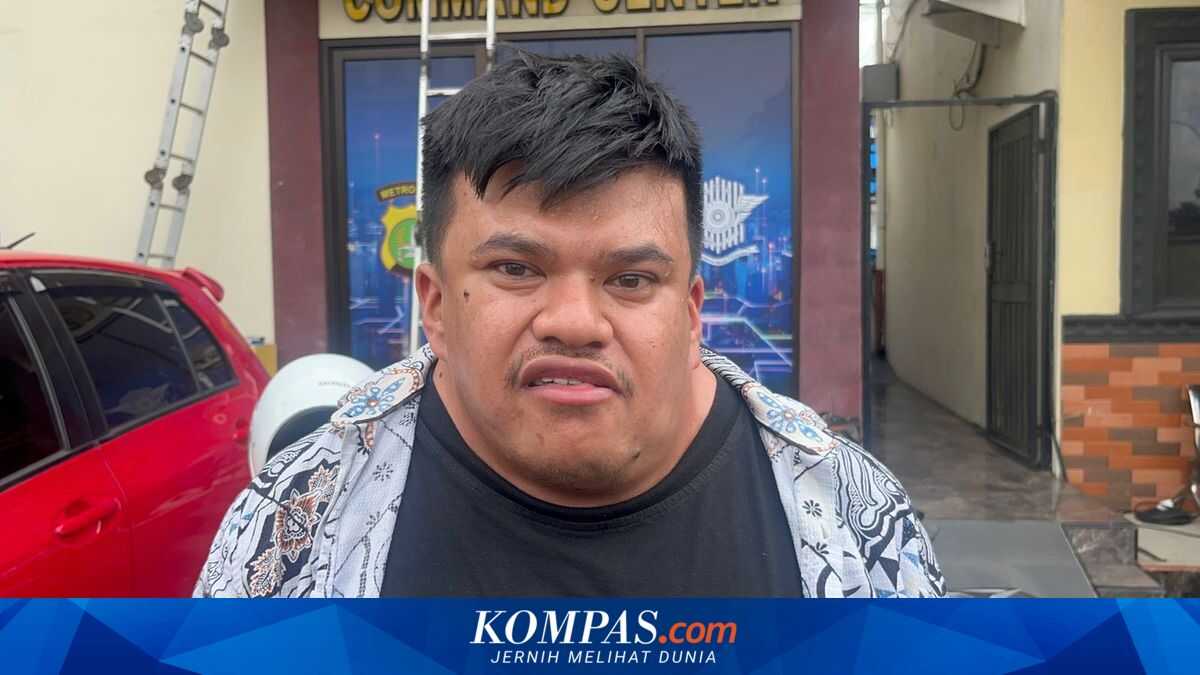 After being questioned by residents, Debi Ceper presents running race plans to the Depok Metropolitan Police Chief