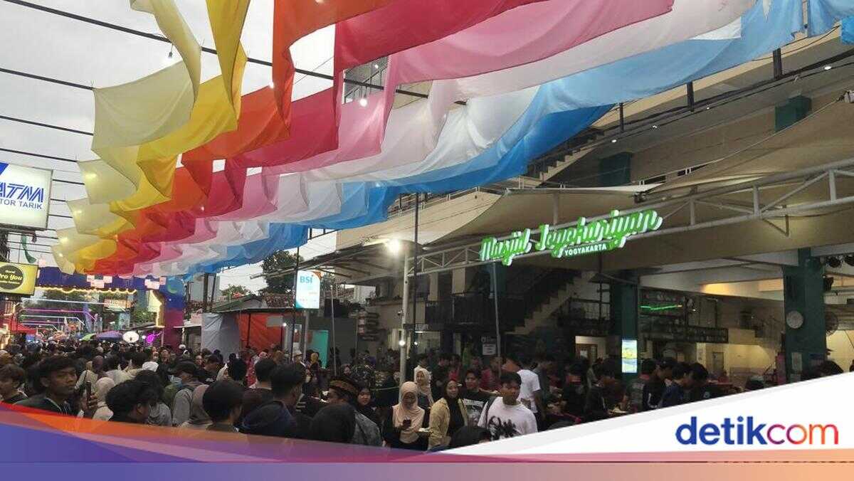 3,800 Free Takjil at Jogokariyan Mosque Draw Crowds
