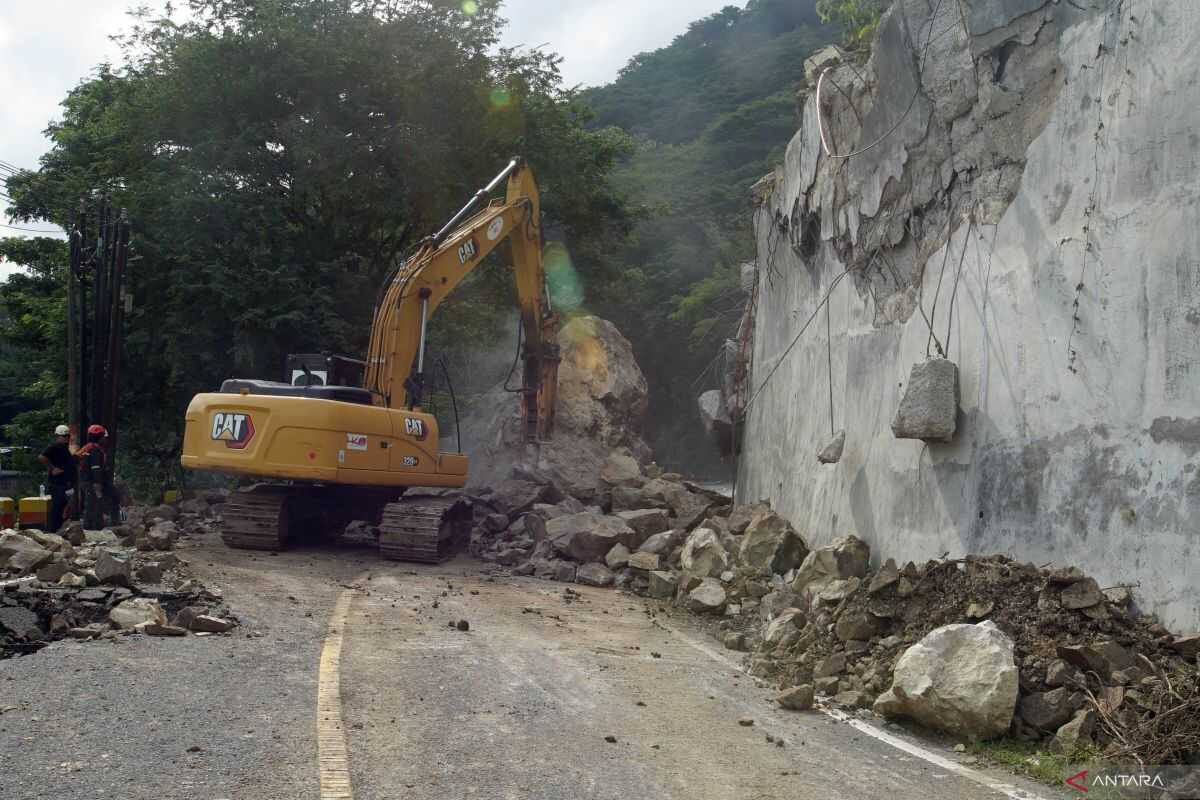 Ground at landslide site along Trenggalek–Ponorogo remains unstable