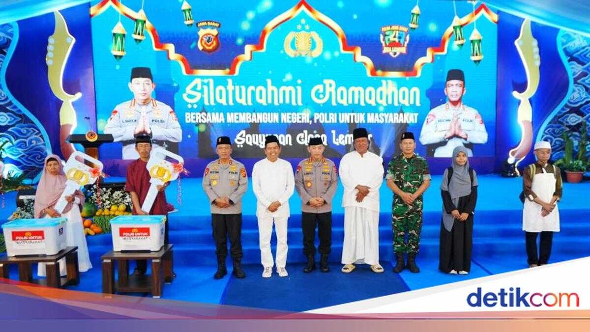 Ramadan Silaturahmi: Police Chief Hands Over Keys to Rutilahu Beneficiaries at West Java Regional Police