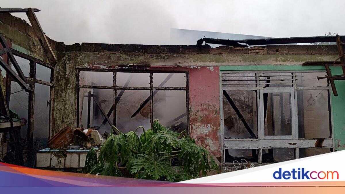 Three Houses in Ciomas, Bogor Burned in Fire Believed Caused by Lit Cigarette Butt Discarded by a Person with a Mental Disorder