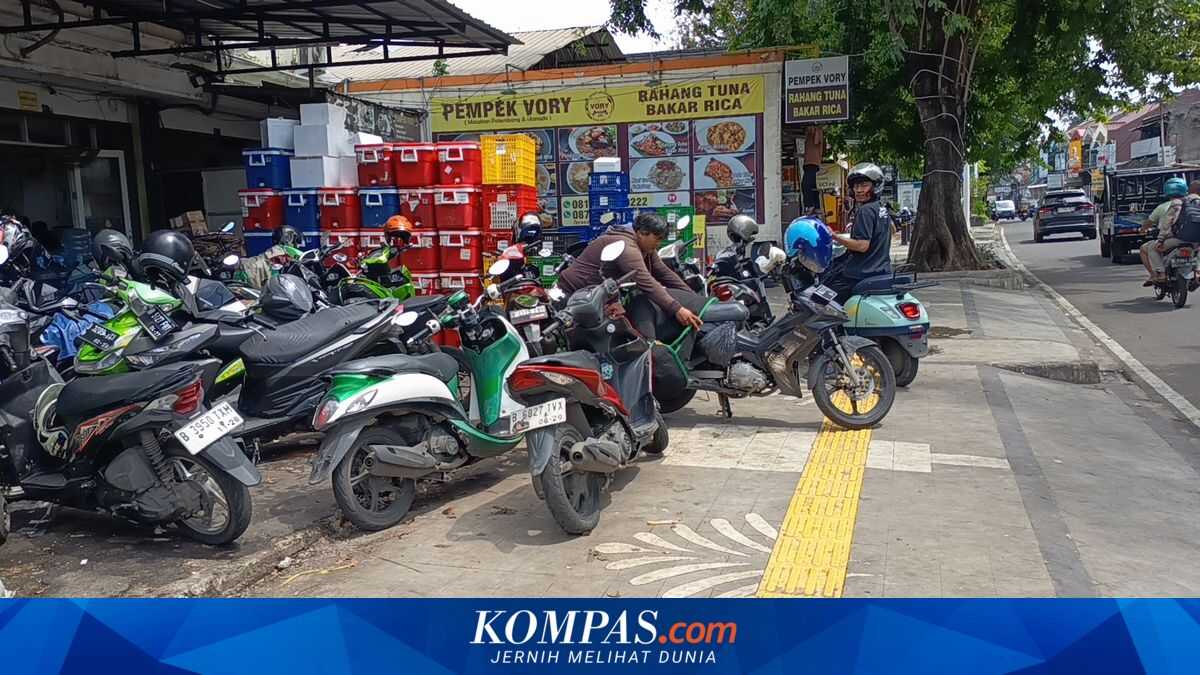 Courier’s motorbike parking blocks the sidewalk in Duren Sawit; owner promises to find a new parking space