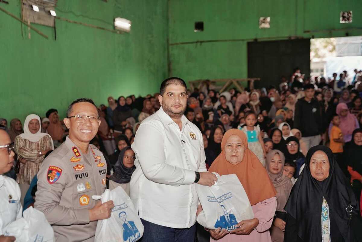 Rajiv Distributes 30,000 Staple-Food Packages