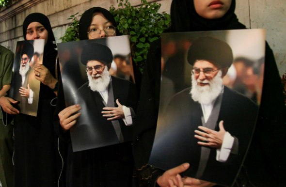 Iran Delays Khamenei’s Farewell Amid Israeli Threats to His Succession