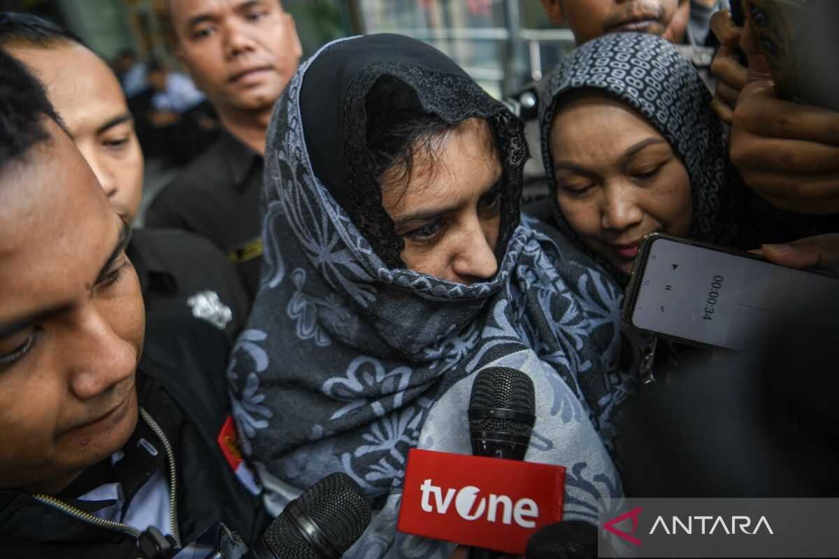 KPK suspects Fadia Arafiq, aided by her son, of pressuring department heads