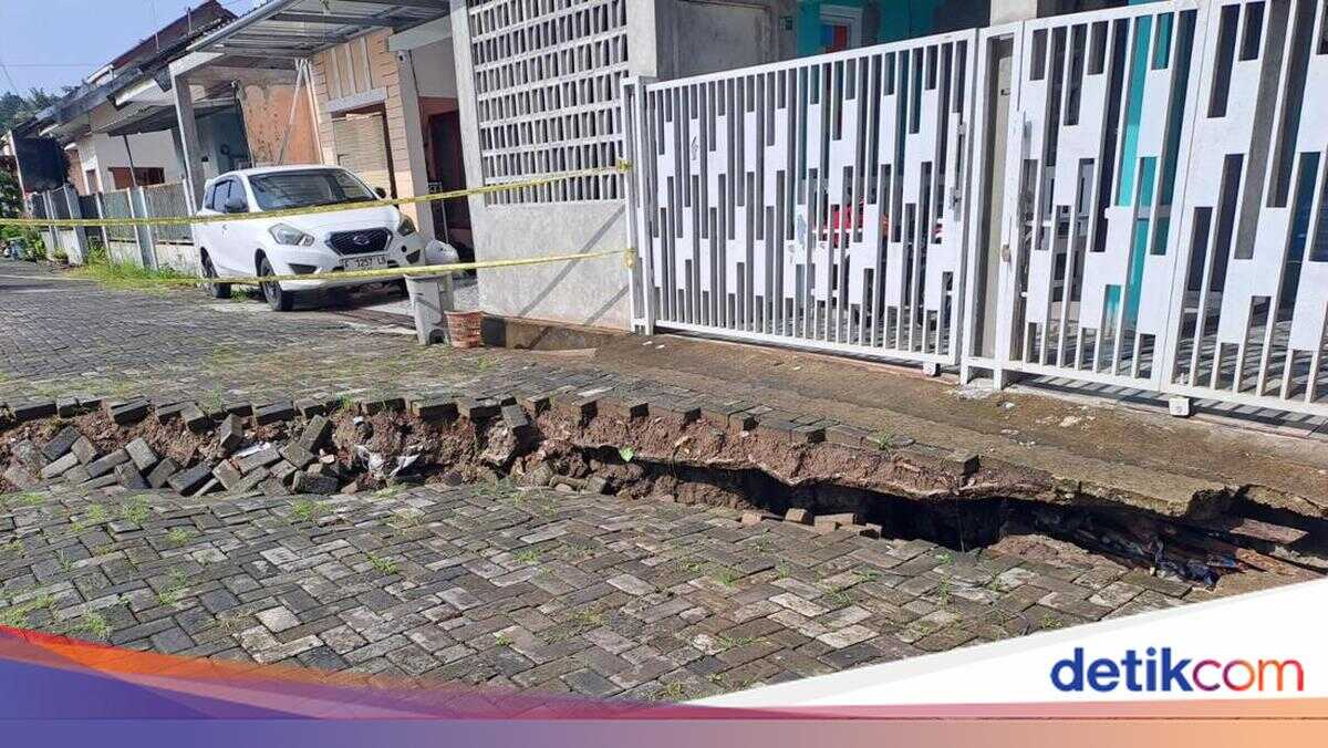 Ground movement damages six houses and one mosque in Sedayu housing estate, Bantul