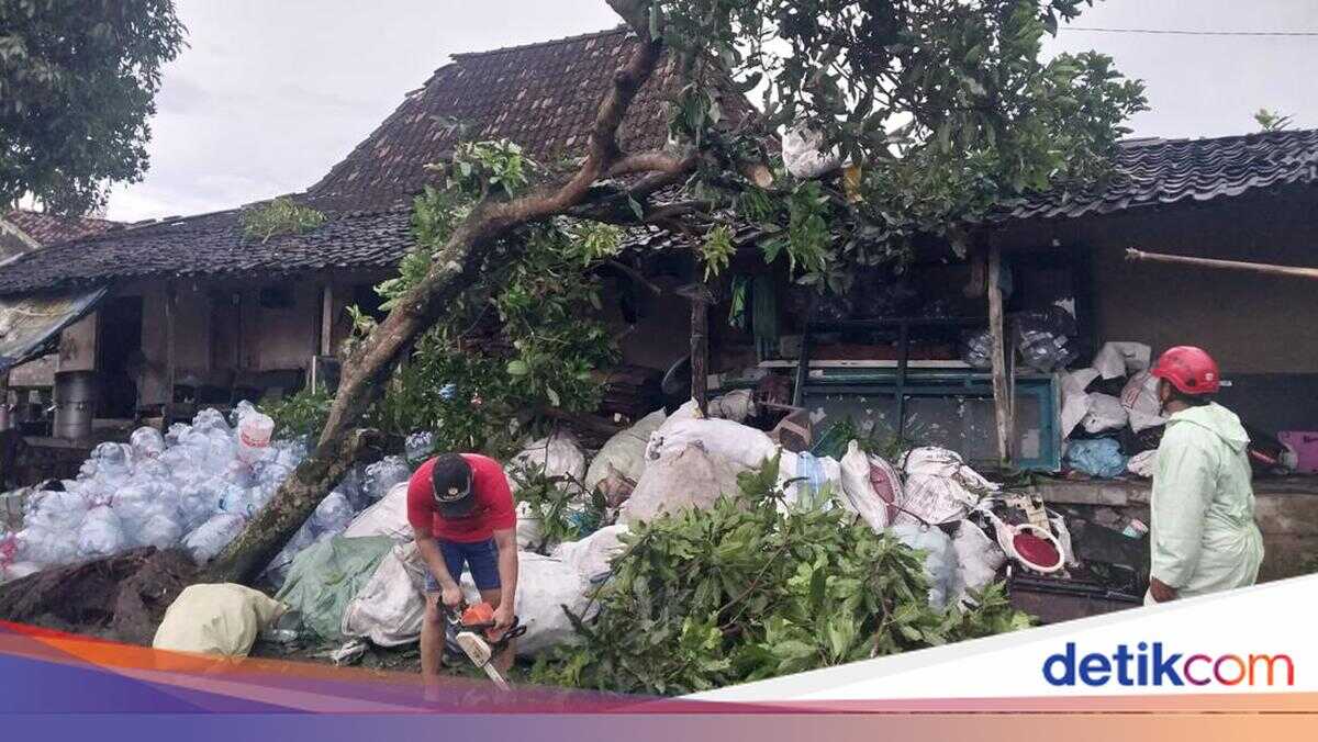 Around a Dozen Homes in Sleman Damaged by Heavy Rain and Strong Winds