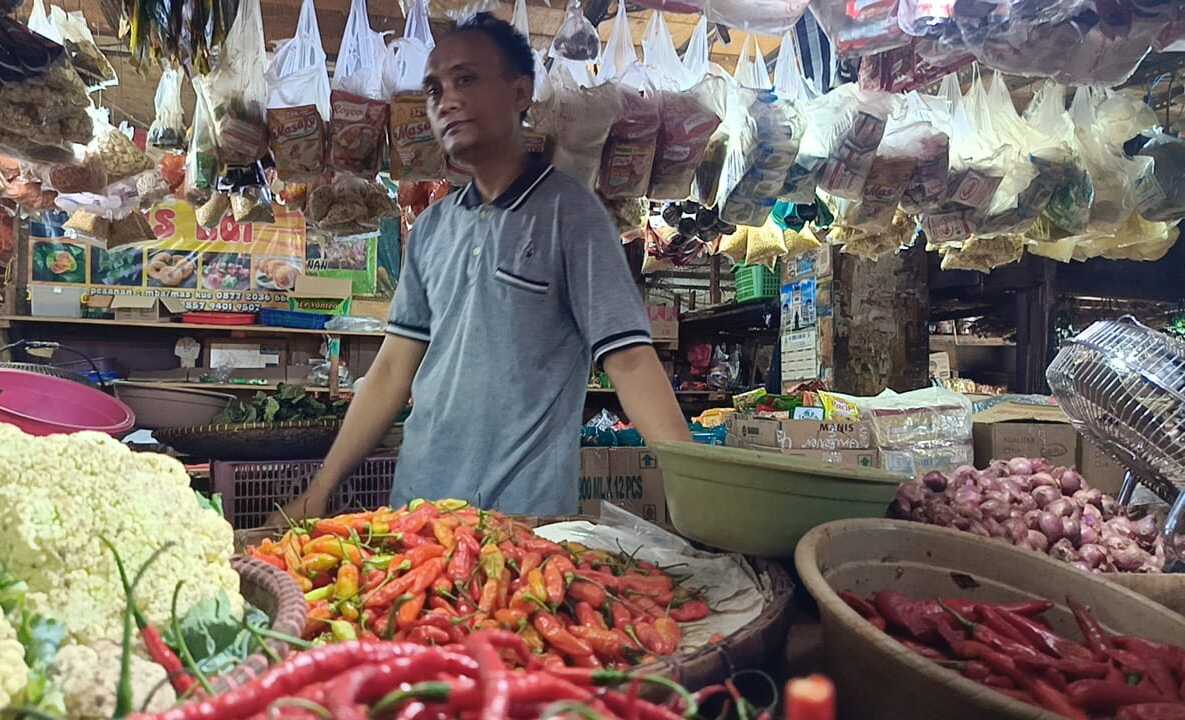 Prices of Bird's-Eye Chillies and Garlic in Cianjur Rise